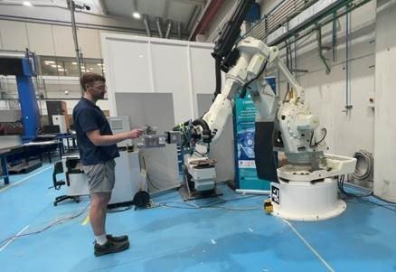 Improving Posture in Human-Robot Collaboration: Enhancing Efficiency and Worker Well-Being